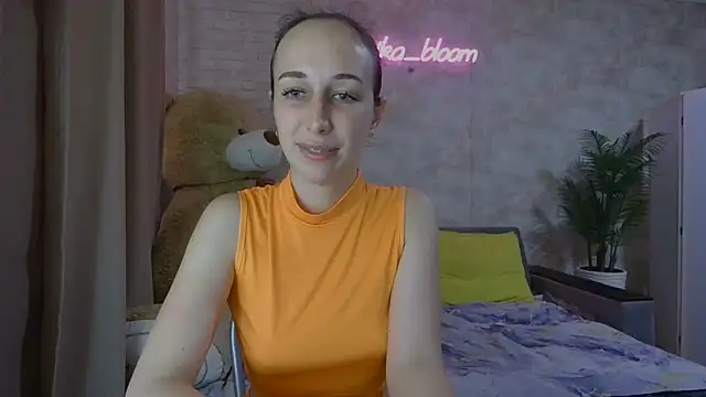 Snapshot of Anika_bloom chatting on 09.17.25 Anika bloom online show from 09.17.25