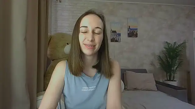 Snapshot of Anika_bloom chatting on 10.03.25 Anika bloom online show from 10.03.25