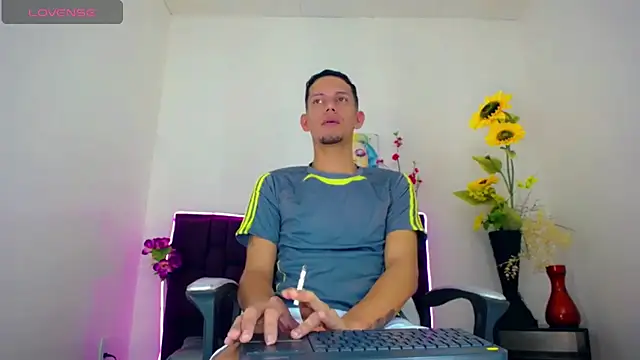 Snapshot of kevin__fox_ chatting on 02.21.25 kevin fox online show from 02.21.25