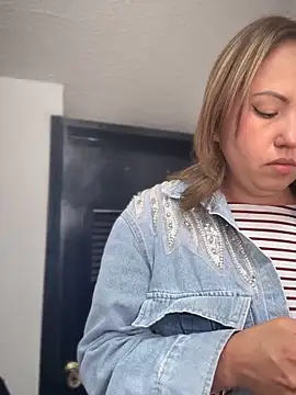 Snapshot of VIOLETA-25_ chatting on 10.22.25 VIOLETA-25 online show from 10.22.25