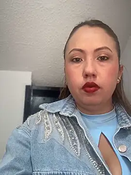 Snapshot of VIOLETA-25_ chatting on 10.28.25 VIOLETA-25 online show from 10.28.25