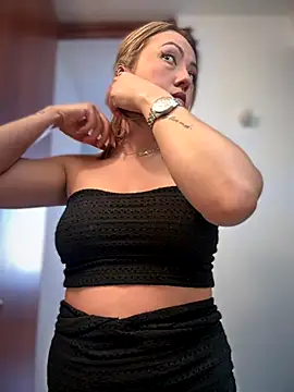 Snapshot of VIOLETA-25_ chatting on 12.04.25 VIOLETA-25 online show from 12.04.25