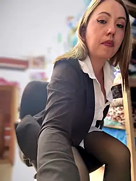 Snapshot of VIOLETA-25_ chatting on 12.20.25 VIOLETA-25 online show from 12.20.25