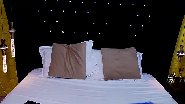 LaraAddison online show from 11.27.25