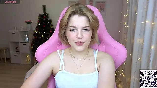 Snapshot of Maya_Rave chatting on 12.20.24 Maya Rave online show from 12.20.24
