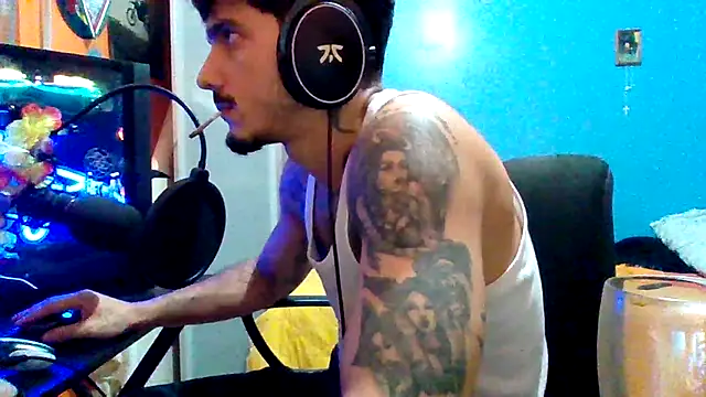 Snapshot of Badboyi1997 chatting on 10.31.25 Badboyi1997 online show from 10.31.25