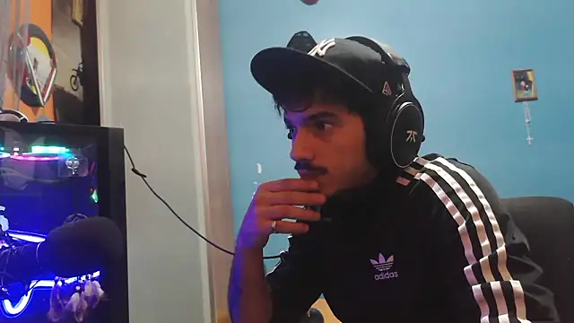 Snapshot of Badboyi1997 chatting on 11.21.25 Badboyi1997 online show from 11.21.25