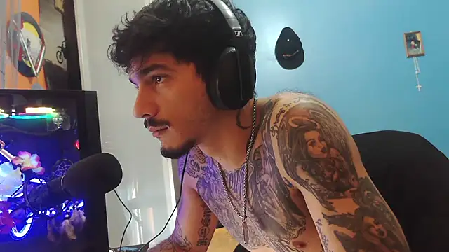 Snapshot of Badboyi1997 chatting on 12.02.25 Badboyi1997 online show from 12.02.25