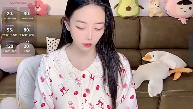 Snapshot of Yilin1999 chatting on 02.05.25 Yilin1999 online show from 02.05.25
