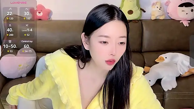 Snapshot of Yilin1999 chatting on 02.07.25 Yilin1999 online show from 02.07.25