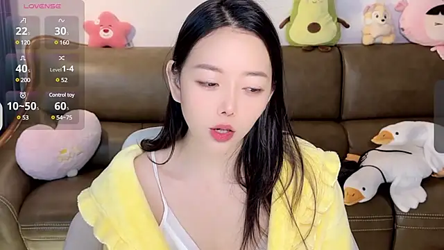 Snapshot of Yilin1999 chatting on 02.08.25 Yilin1999 online show from 02.08.25