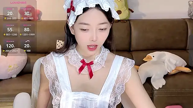 Snapshot of Yilin1999 chatting on 02.10.25 Yilin1999 online show from 02.10.25