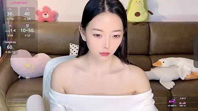 Snapshot of Yilin1999 chatting on 02.13.25 Yilin1999 online show from 02.13.25