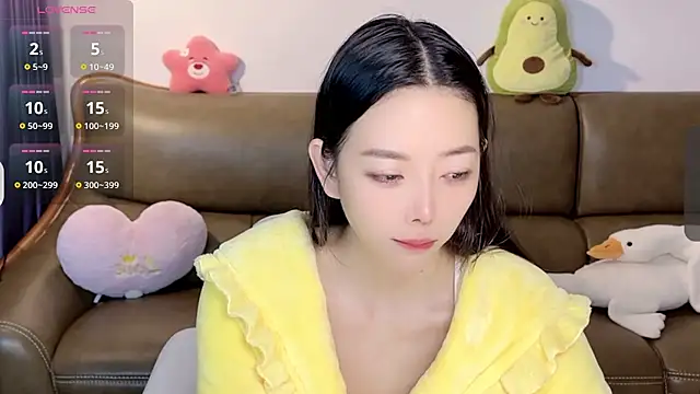 Snapshot of Yilin1999 chatting on 02.15.25 Yilin1999 online show from 02.15.25