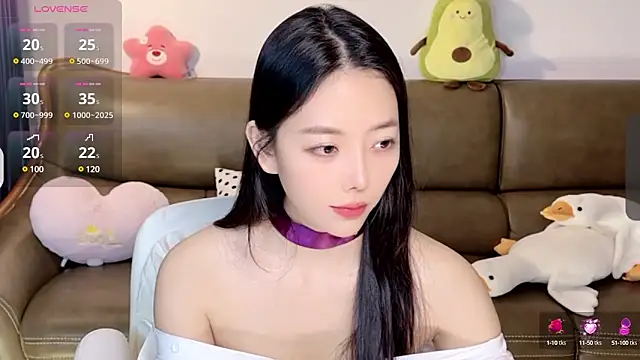 Snapshot of Yilin1999 chatting on 02.16.25 Yilin1999 online show from 02.16.25