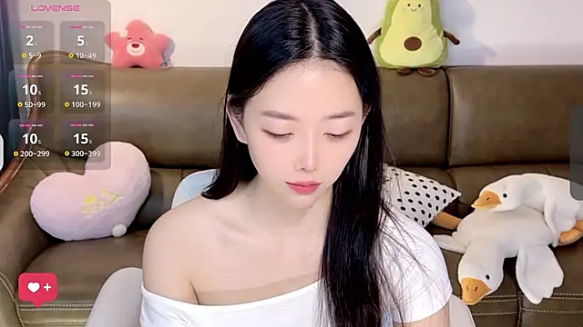 Snapshot of Yilin1999 chatting on 02.24.25 Yilin1999 online show from 02.24.25