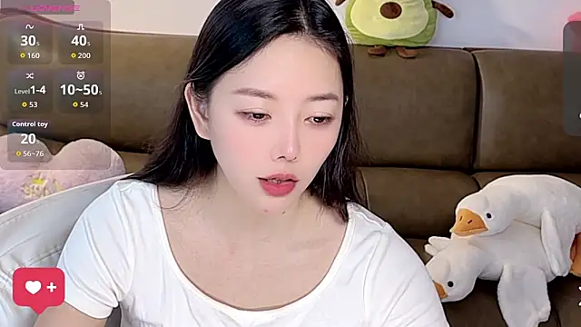 Snapshot of Yilin1999 chatting on 10.23.25 Yilin1999 online show from 10.23.25