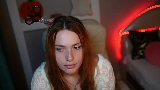 Snapshot of LisaElfy chatting on 10.22.25 LisaElfy online show from 10.22.25