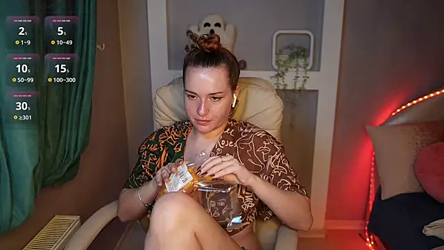 Snapshot of LisaElfy chatting on 11.25.25 LisaElfy online show from 11.25.25