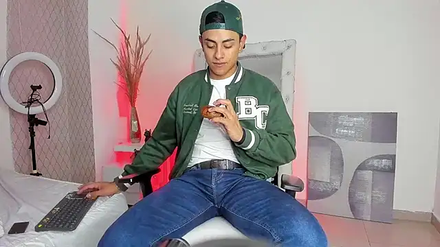 Snapshot of Lucii_fer_ chatting on 04.28.26 Lucii fer online show from 04.28.26