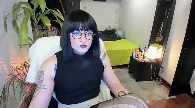 Snapshot of ShiiraVelkor chatting on 03.10.25 ShiiraVelkor online show from 03.10.25