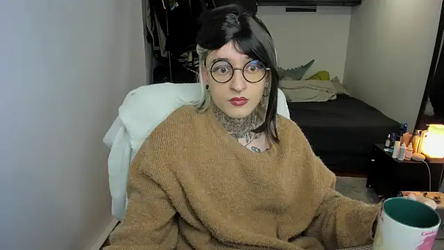 Snapshot of ShiiraVelkor chatting on 10.22.25 ShiiraVelkor online show from 10.22.25