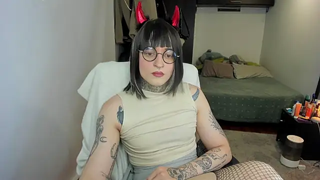 Snapshot of ShiiraVelkor chatting on 10.31.25 ShiiraVelkor online show from 10.31.25