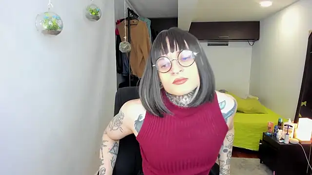 Snapshot of ShiiraVelkor chatting on 12.15.25 ShiiraVelkor online show from 12.15.25