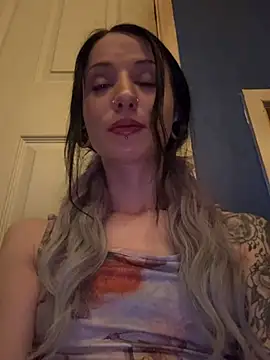 Snapshot of MissMidnightUK chatting on 04.25.26 MissMidnightUK online show from 04.25.26