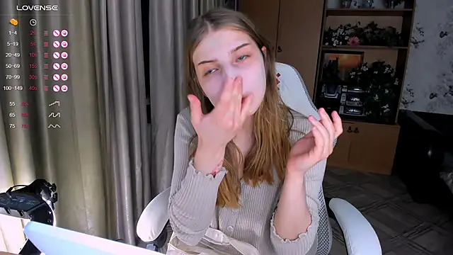 Snapshot of princessaalicc chatting on 09.29.25 princessaalicc online show from 09.29.25