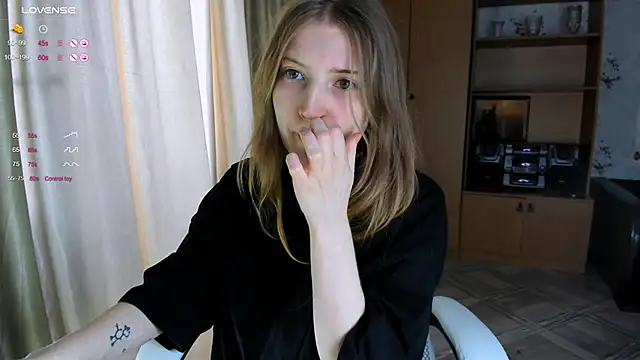 Snapshot of princessaalicc chatting on 11.22.25 princessaalicc online show from 11.22.25