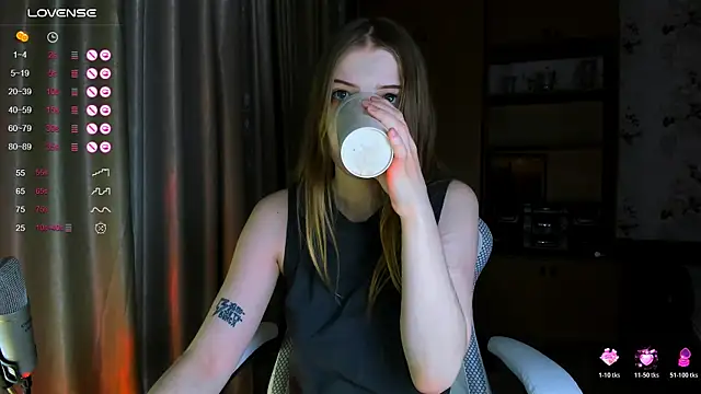 Snapshot of princessaalicc chatting on 12.14.25 princessaalicc online show from 12.14.25