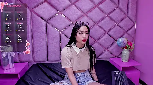 Miaa Thopmson online show from 12.22.24