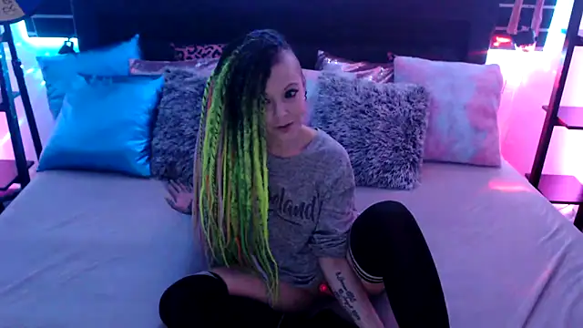 Snapshot of EdgesOfReality chatting on 12.17.25 EdgesOfReality online show from 12.17.25