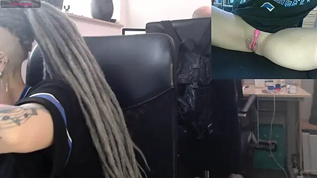 Snapshot of EdgesOfReality chatting on 01.12.26 EdgesOfReality online show from 01.12.26