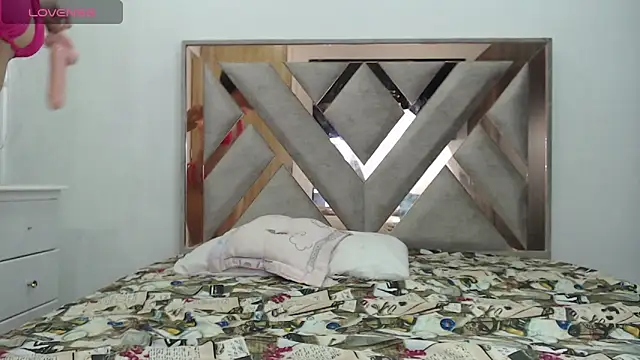 Snapshot of CorinaSmith28 chatting on 04.13.26 CorinaSmith28 online show from 04.13.26