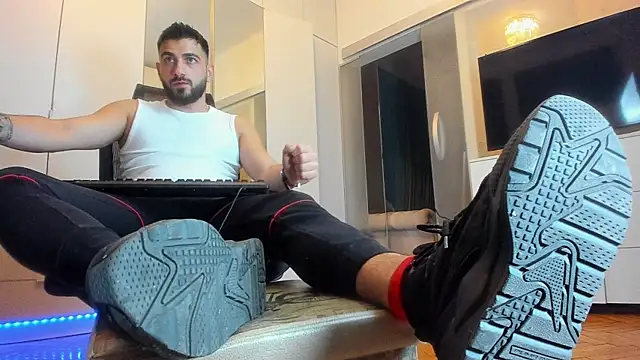 Snapshot of welcometo_hell chatting on 10.16.25 welcometo hell online show from 10.16.25