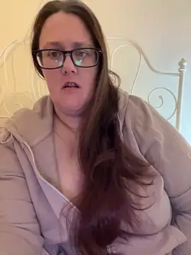 Snapshot of Foxy_Evie40XO chatting on 02.05.25 Foxy Evie40XO online show from 02.05.25