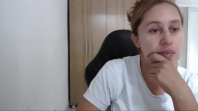 RoxanaLove9 online show from 11.20.25