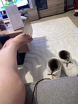 Snapshot of guenmahe chatting on 12.17.25 guenmahe online show from 12.17.25