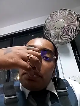 Snapshot of Cinnamon-Skin chatting on 12.04.24 Cinnamon-Skin online show from 12.04.24