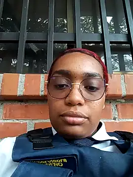 Snapshot of Cinnamon-Skin chatting on 01.05.25 Cinnamon-Skin online show from 01.05.25