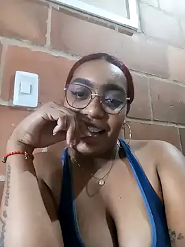 Snapshot of Cinnamon-Skin chatting on 01.14.25 Cinnamon-Skin online show from 01.14.25