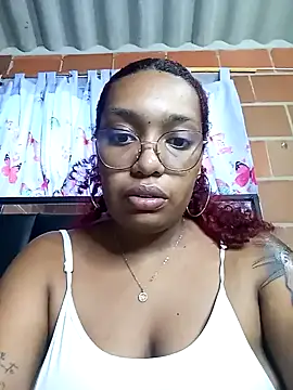 Snapshot of Cinnamon-Skin chatting on 01.15.25 Cinnamon-Skin online show from 01.15.25