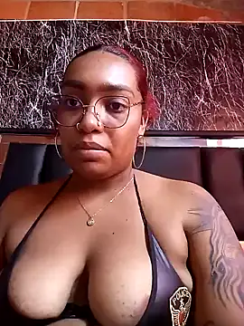 Snapshot of Cinnamon-Skin chatting on 01.21.25 Cinnamon-Skin online show from 01.21.25