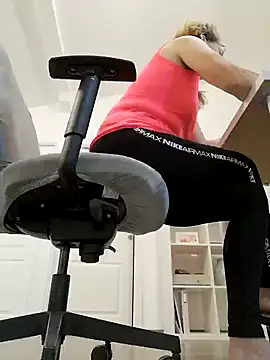 Snapshot of uber_babe chatting on 02.04.25 uber babe online show from 02.04.25