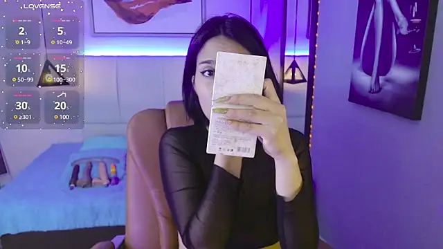 AlessiaVal  online show from 01.25.25