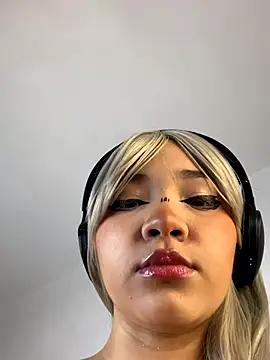 MadelineBenet online show from 11.28.25