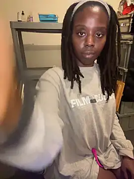 Snapshot of choclatepeaach chatting on 11.05.25 choclatepeaach online show from 11.05.25