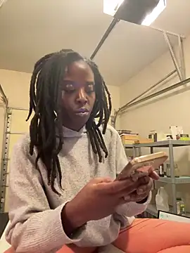 Snapshot of choclatepeaach chatting on 11.10.25 choclatepeaach online show from 11.10.25